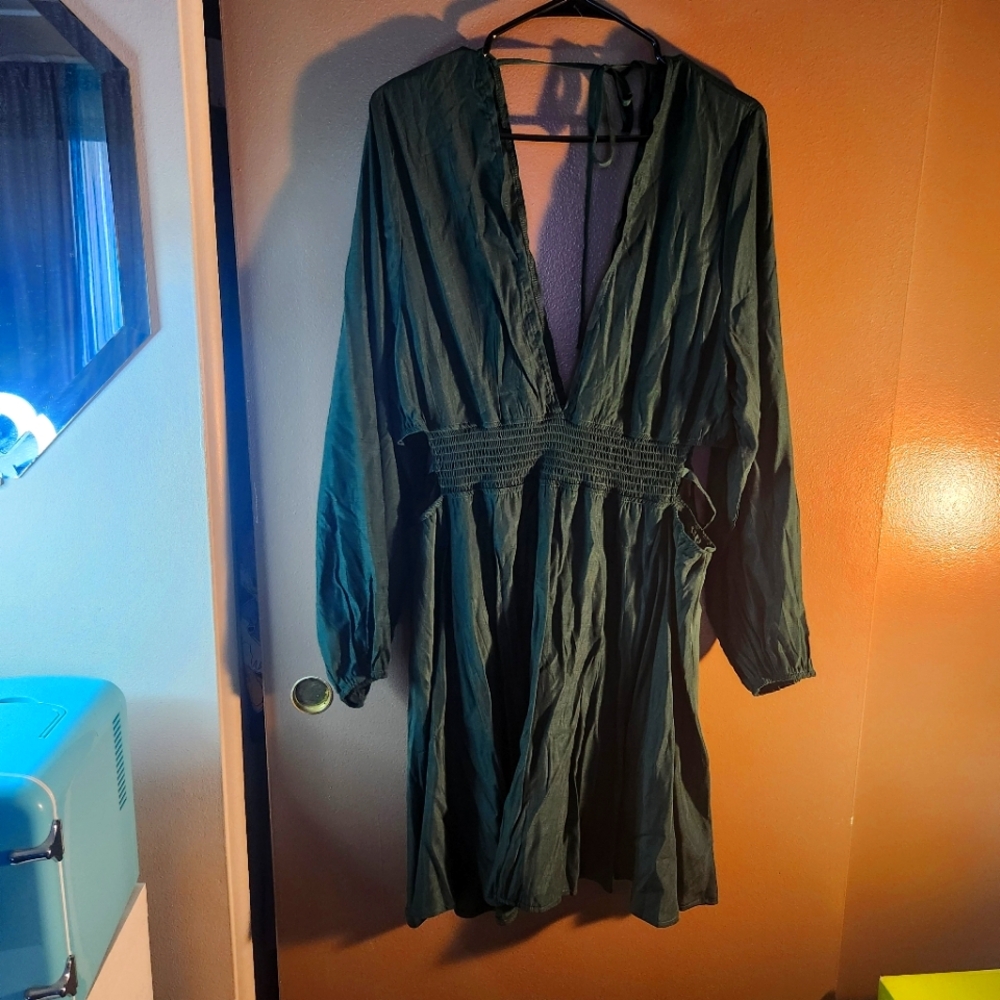 Ladies emerald green low cut side cut out dress size 2x